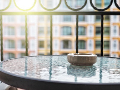 Au-delà des murs, il y a parfois de la fumée